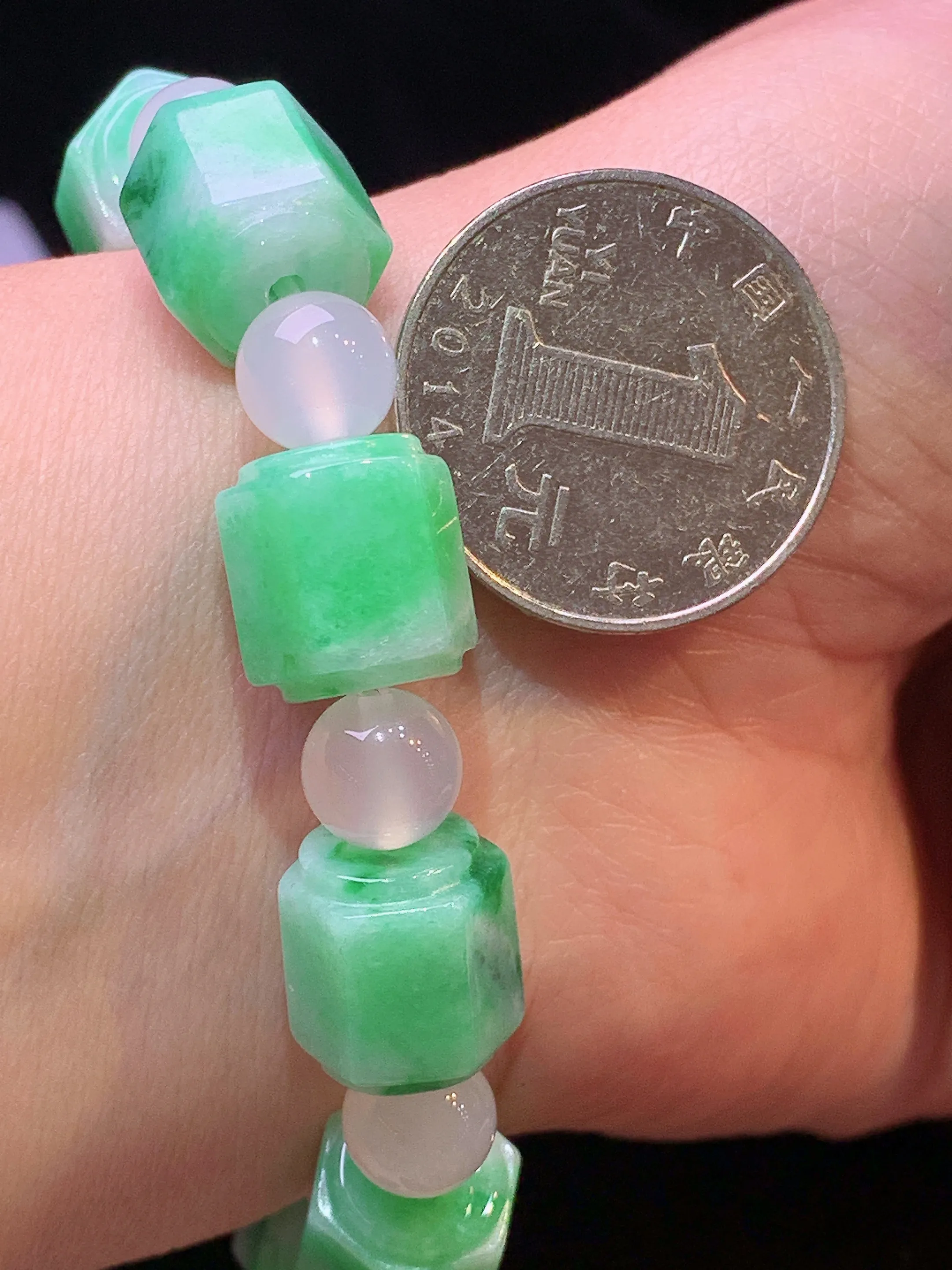 飘绿路路通手链 玉质细腻 色泽清新艳丽 整体尺寸10.2*11.5