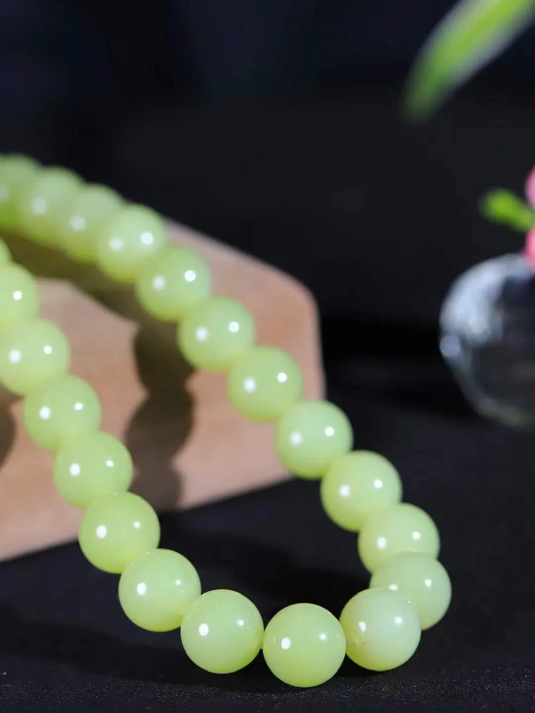 【珠圆玉润.挂链】

精品和田玉黄口珠圆玉润挂链 玉质温润细腻 油性十足 佩戴舒适。珠珠落玉盘，间关莺语花底滑，一生美好时光，无论身在何处，都有它相伴相守。事事顺遂，幸福美满，吉祥如意。重135克 尺寸取一12mm 45102533A