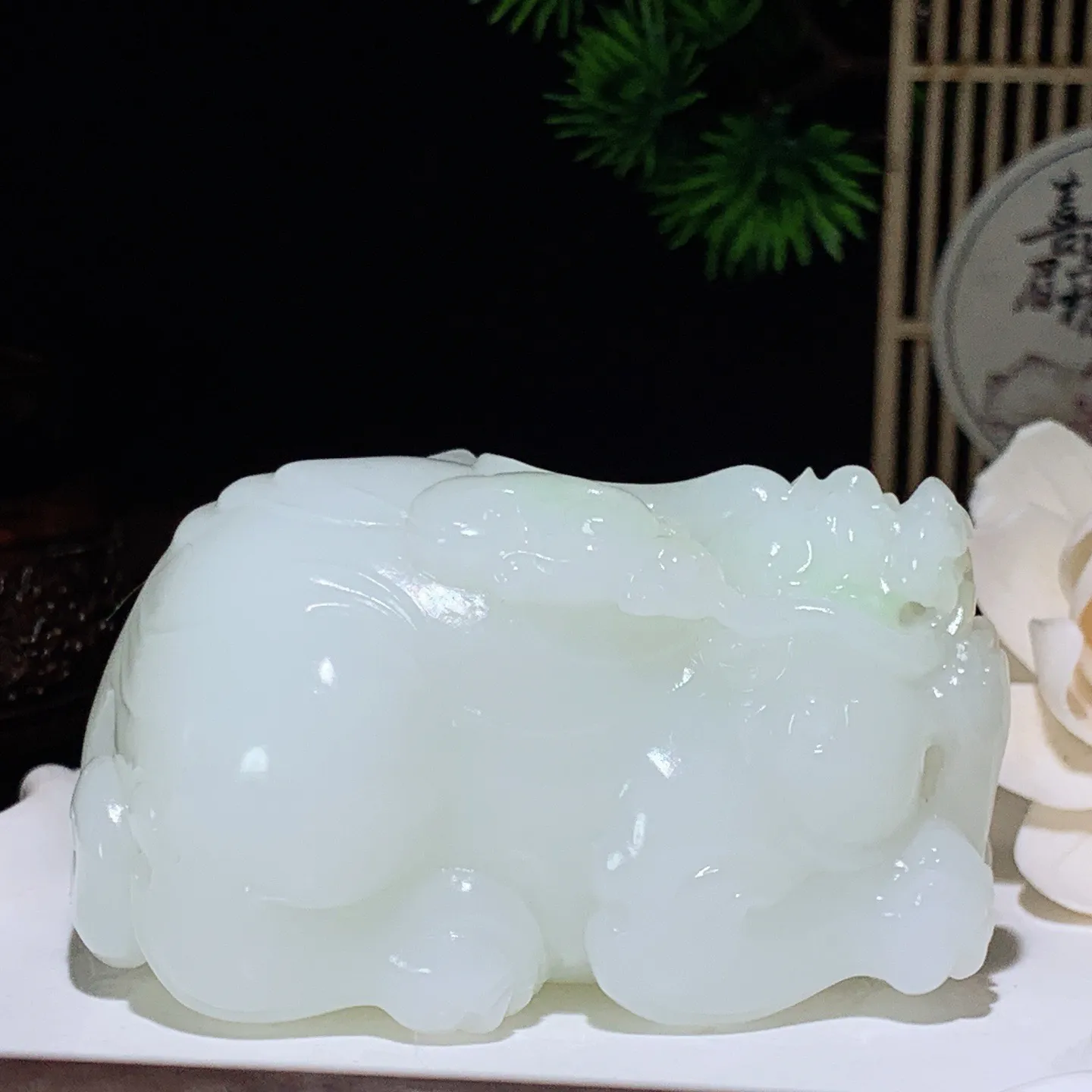 新疆和田玉羊脂白翠青招财进宝携子上朝貔貅把件 尺寸74/52/43重254
.5克。玉质细腻油润。手