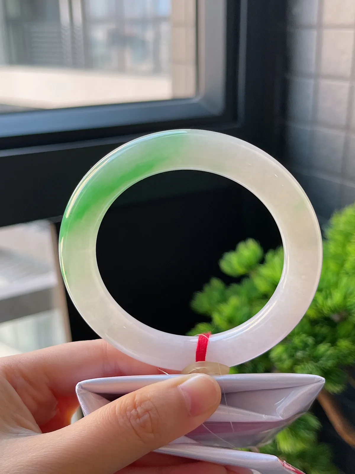 圆镯58圈口，翡翠冰糯种飘绿手镯