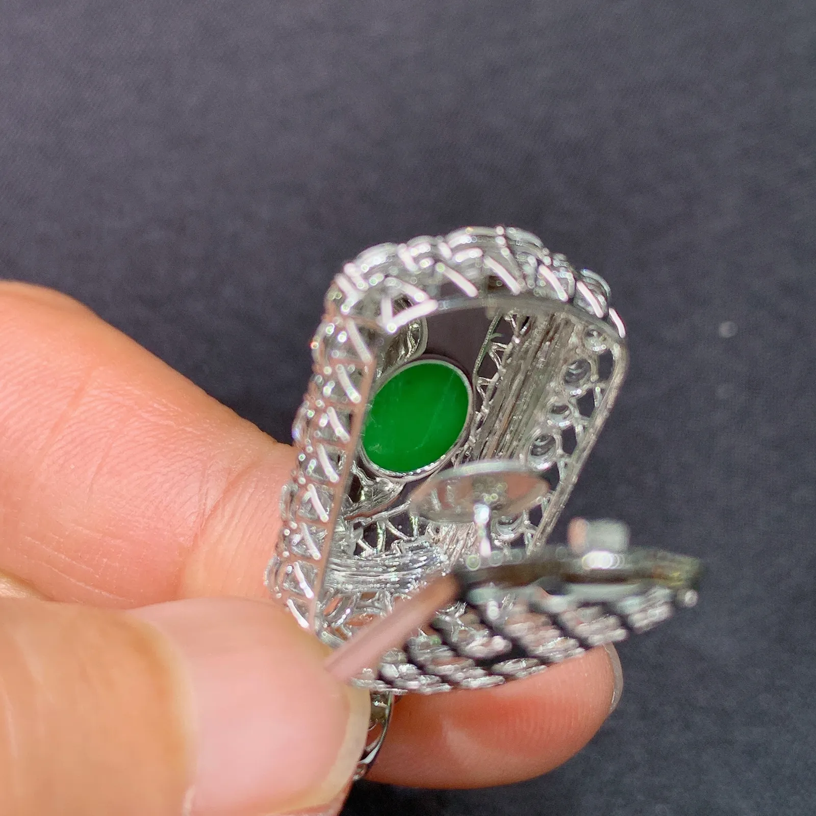 阳绿无事牌吊坠，18k金镶嵌，冰润色阳，种老水足，Ych 尺寸30.3*14.2*8.8