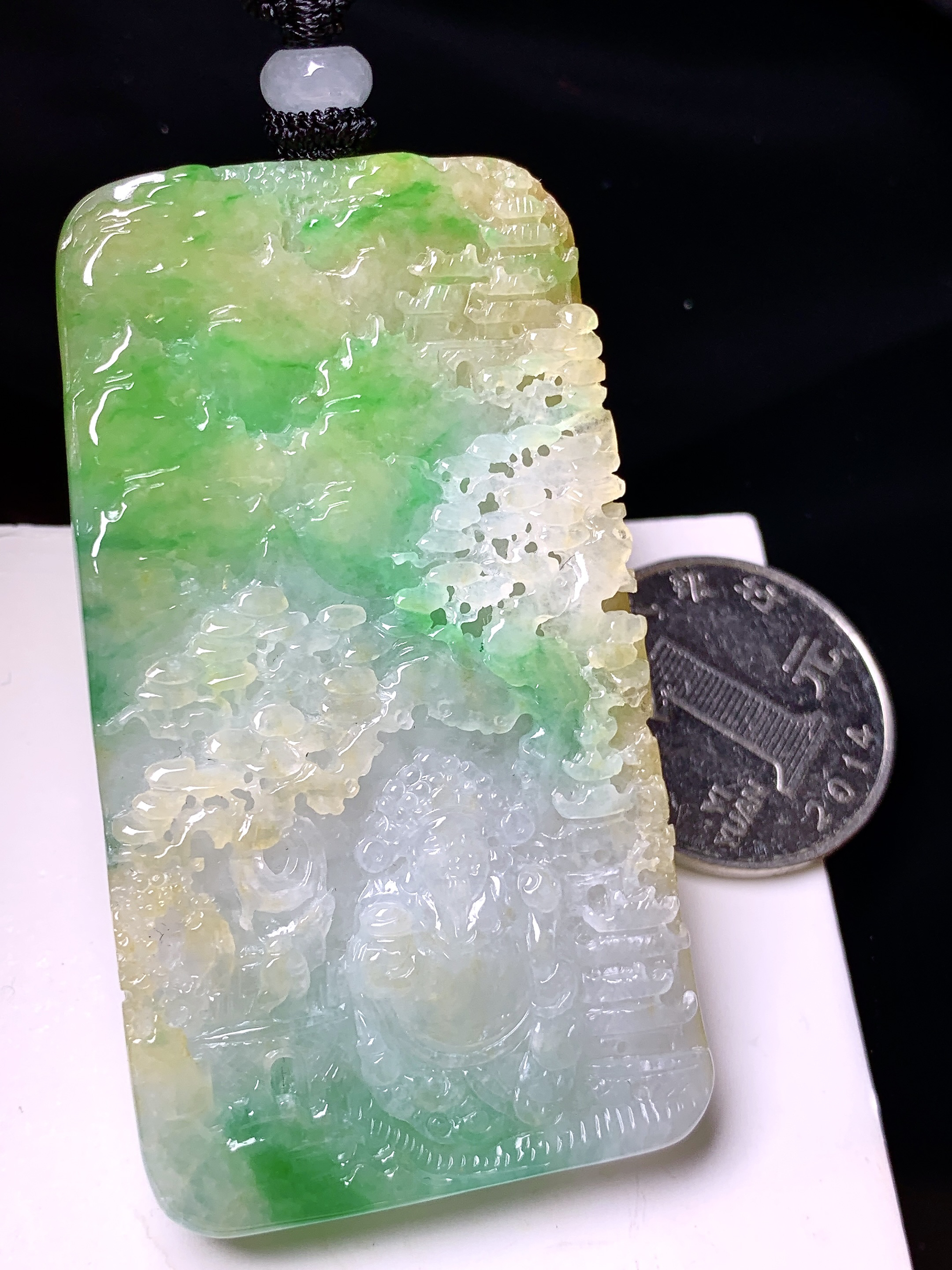 飘黄绿翡山水牌子吊坠 玉质细腻 色泽清新艳丽 整体尺寸62.5*34.6*5.6