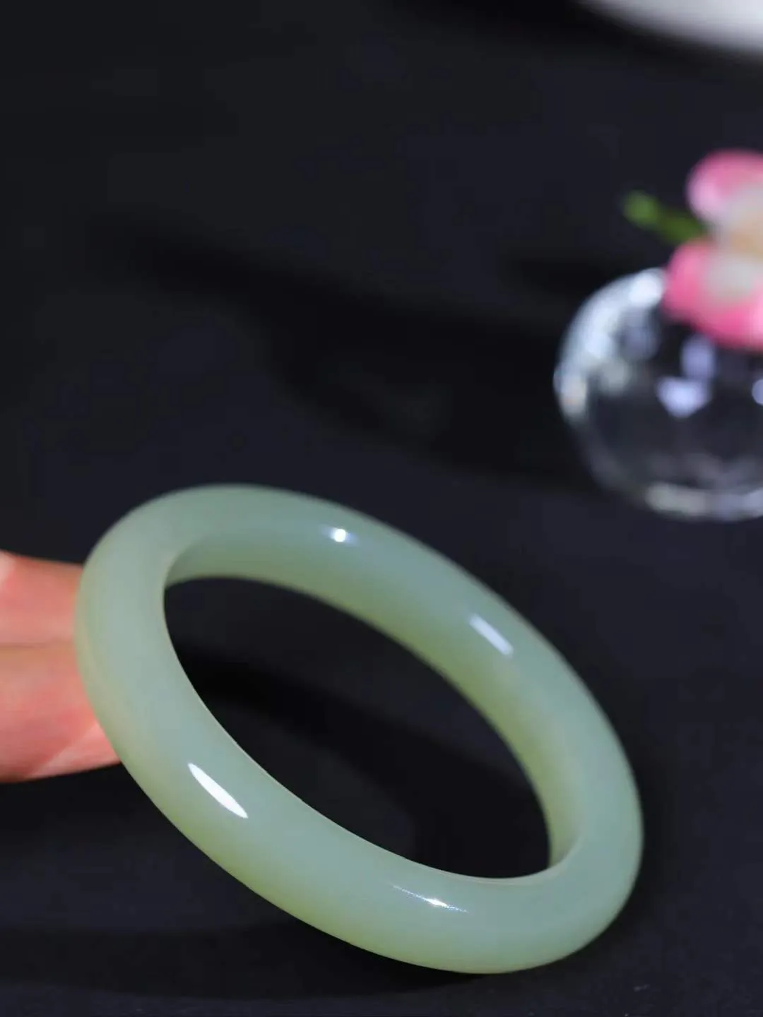 【晴水相伴.镯】

精品️和田玉晴水手镯，以其淡雅的晴水色调，成为腕间的一抹亮色。玉质细腻，触感温润，佩戴它，感受玉石的温度与自然的灵性，让每一天都充满诗意与美好。重53.6克  尺寸56.5-11.7-9mm   75162654A