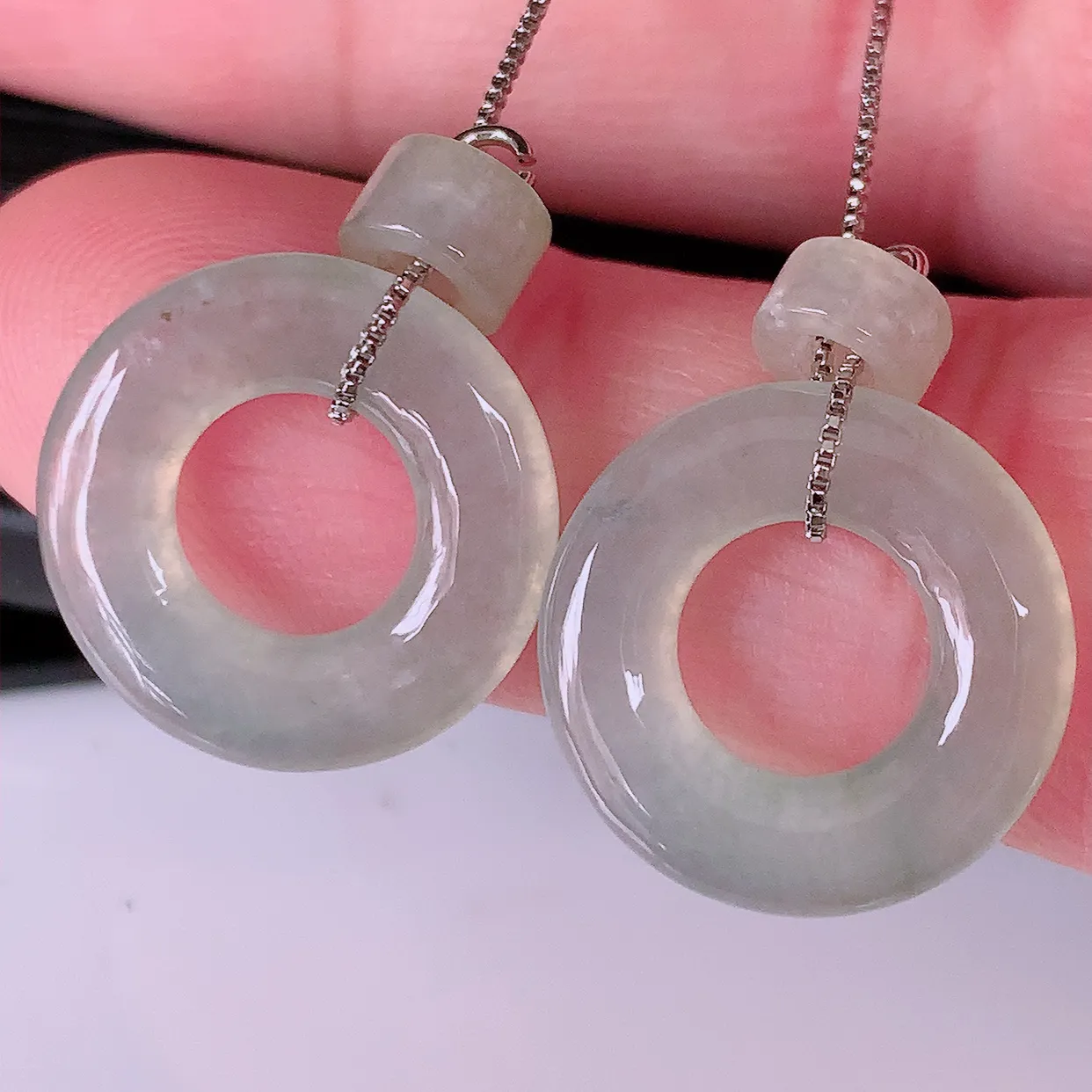 自然光实拍，冰种翡翠一对平安扣耳坠，翠色灵动，玉质细腻，颜色漂亮，品相佳，佩戴佳品！配银线 #130