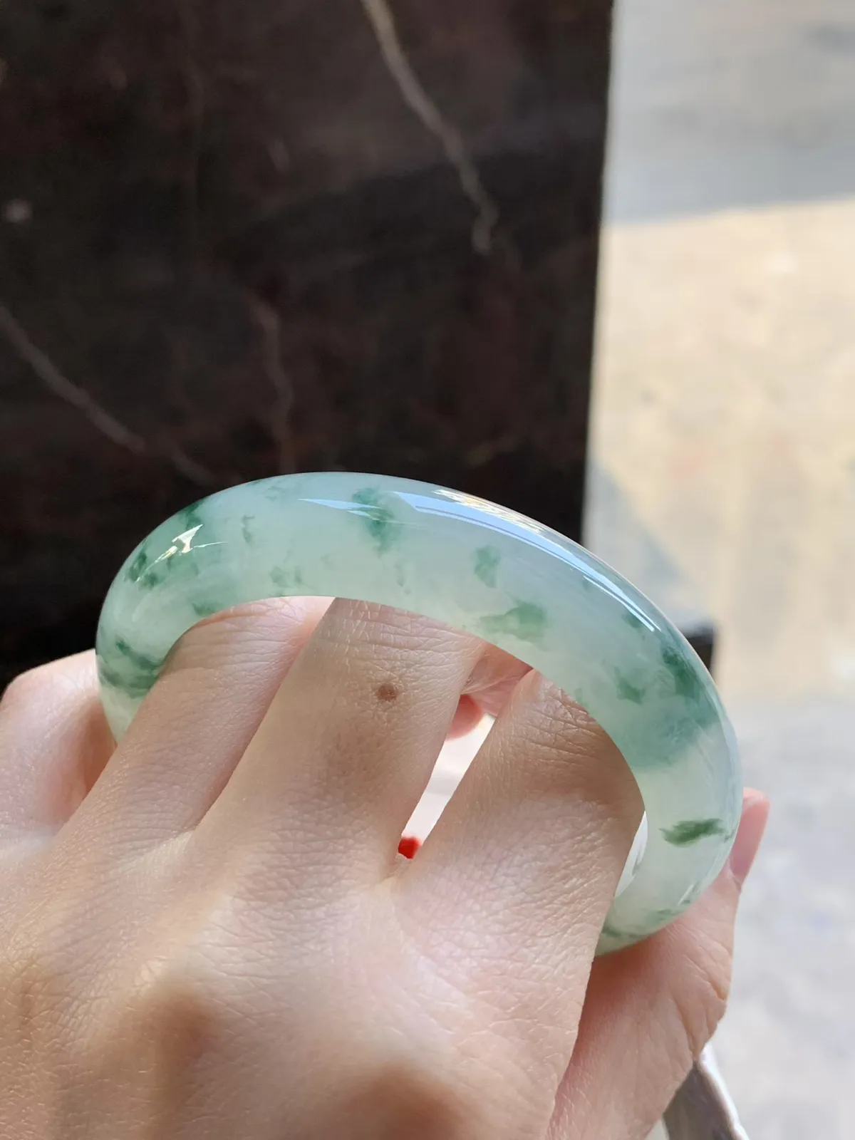 冰种飘花手镯
  品相好 清爽 颜色漂亮 种水好 
     尺寸 55.3-13.3-8.8mm