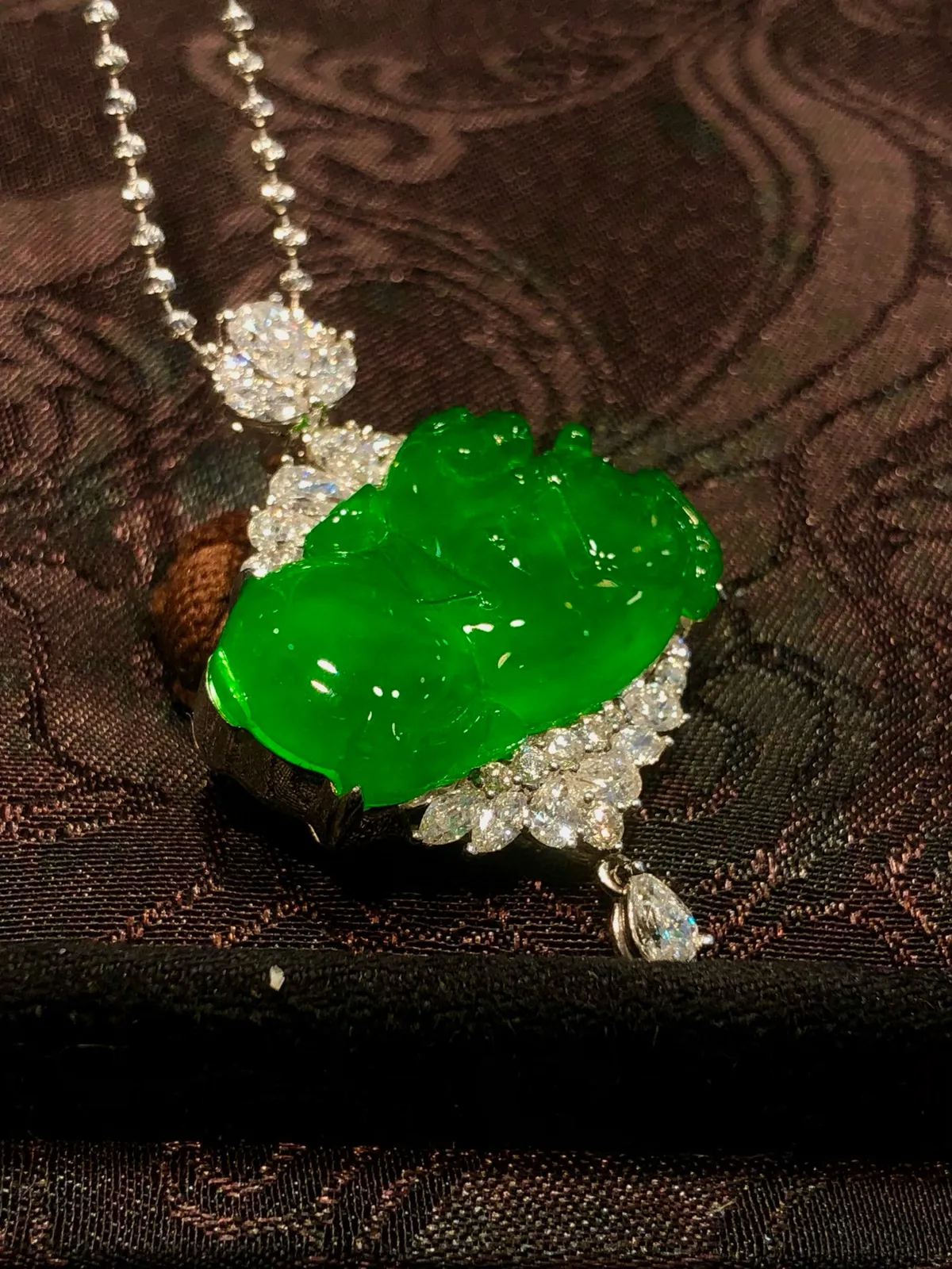 ️缅甸高冰帝王绿唐马吊坠 
满色均匀，种老通透，搭配闪耀的天然钻石镶嵌更显时尚，雕工精湛马背上有元
