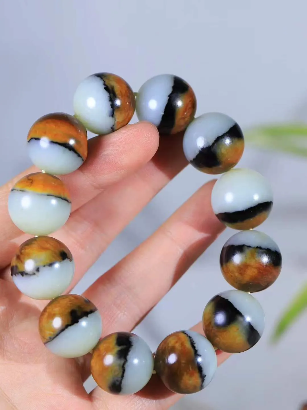 【珠圆玉润.手串】

精品️和田玉三色珠圆玉润手串 玉质温润细腻  整串打磨圆润，佩戴舒适。珠珠落玉盘，间关莺语花底滑，一生美好时光，无论身在何处，都有它相伴相守。事事顺遂，幸福美满，吉祥如意。重144克 尺寸取一20mm  FDA-22102737