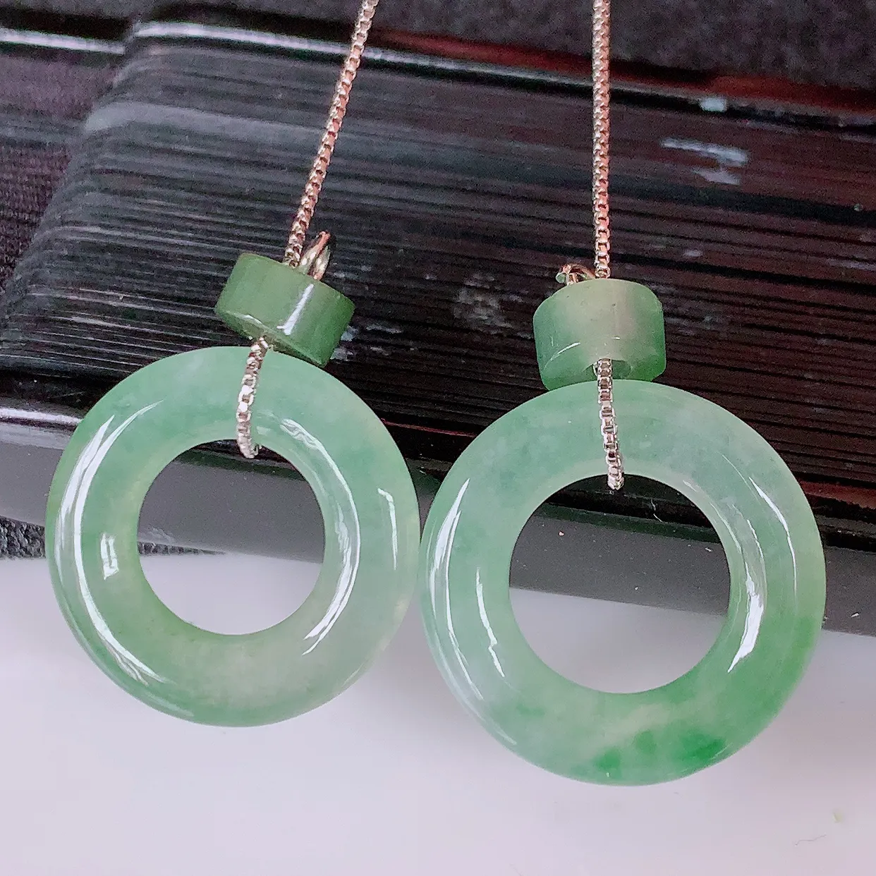 自然光实拍，冰种飘花翡翠一对平安扣耳坠，翠色灵动，玉质细腻，颜色漂亮，品相佳，佩戴佳品！配图银线 #