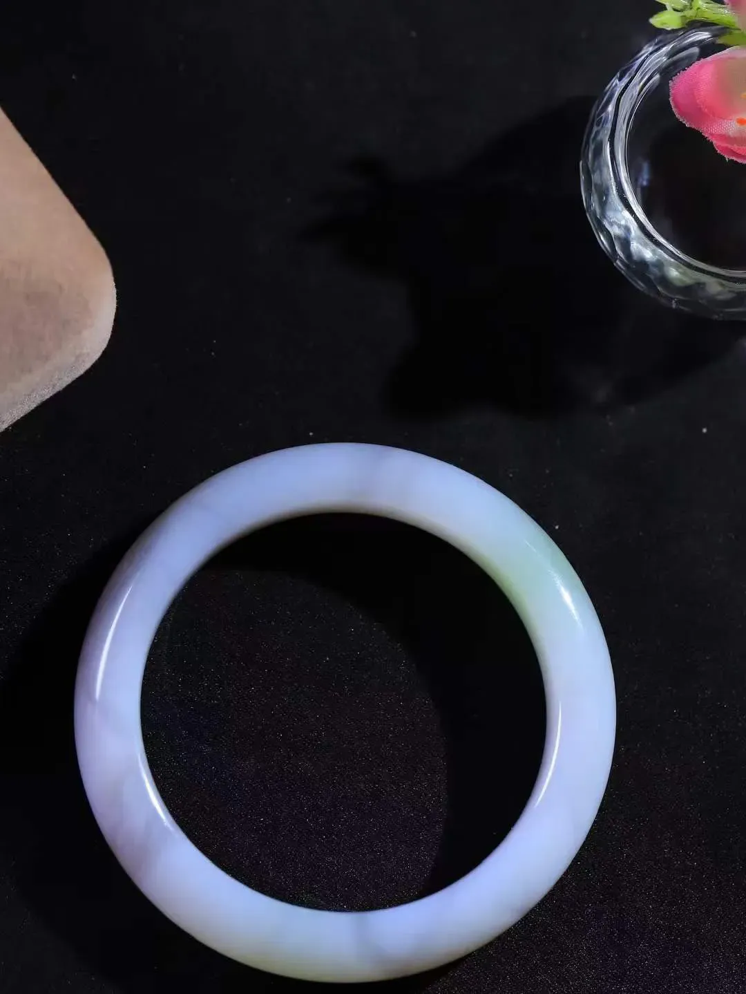 【婉约佳人.手镯】

精品和田玉三色手镯 玉质温润细腻 油性十足 手感舒适，高华雅逸，线条流畅，简约大气，美自天成，素雅高贵。佩戴于腕间，婉约之美，举手投足间透出那份低调奢华。重48.7克 内径52mm  尺寸12-8.7mm   FDA-66152634