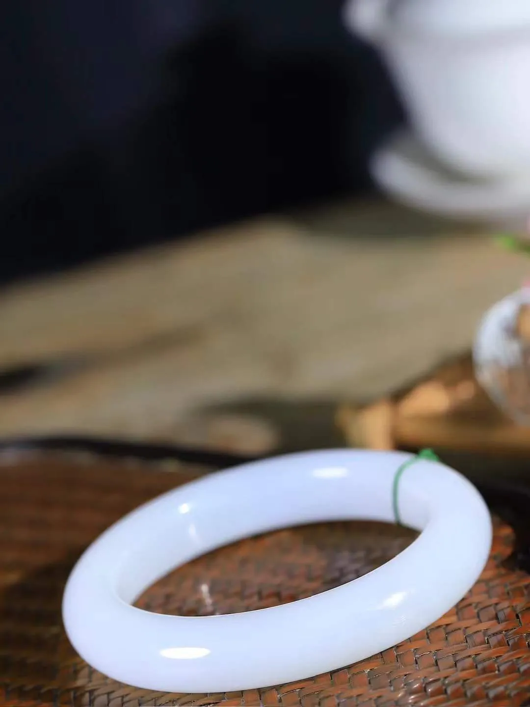 （柔情似水.手镯）

精品和田玉白玉手镯，玉质温润细腻，镯型饱满圆润，优雅知性，姽婳于幽静兮，又婆娑乎人间，经典款型，古朴典雅。极具灵性，腕间风情，风姿卓越。 重71.6克   尺寸57.5-13-10.6mm    FDL-36142626