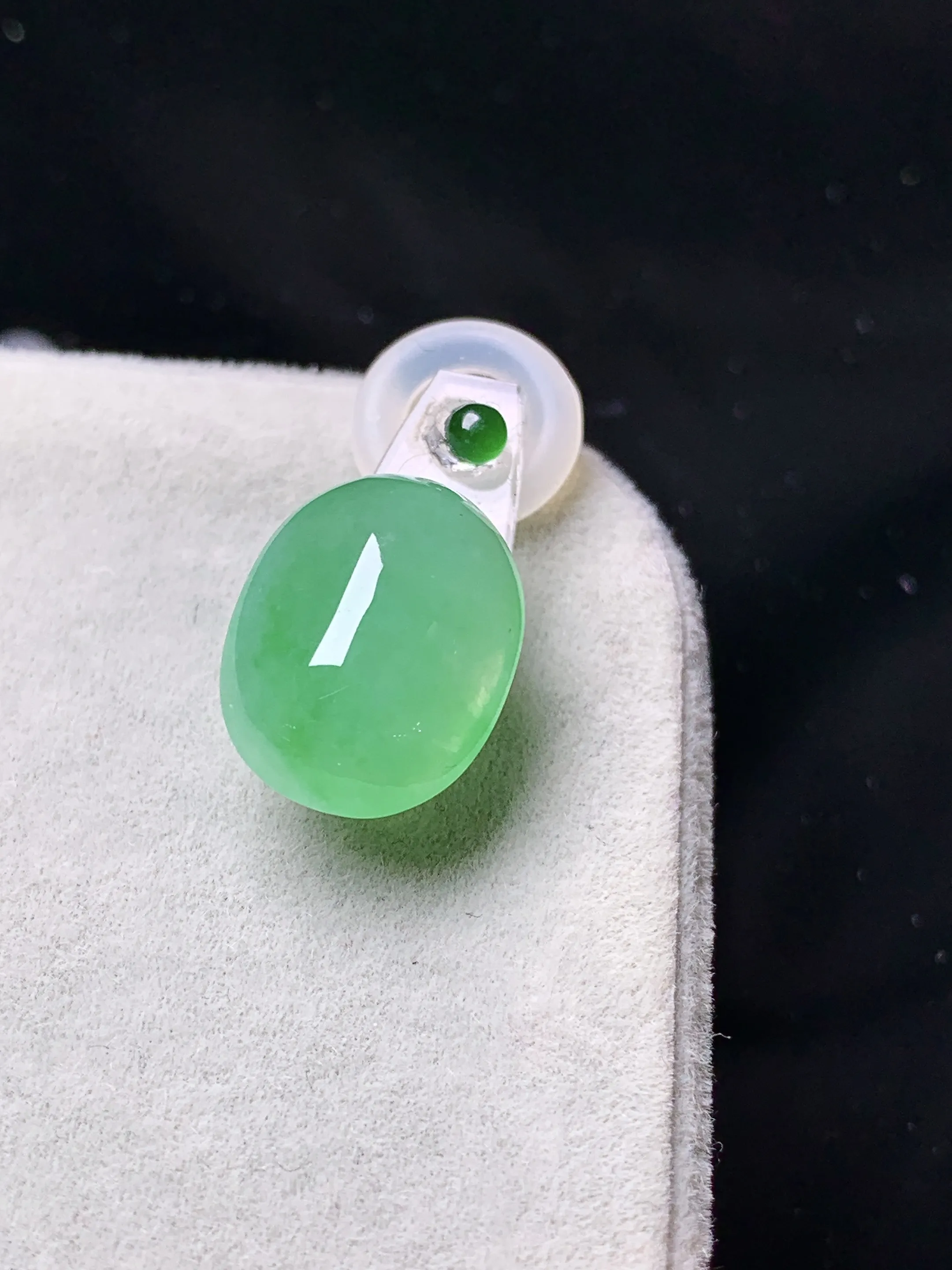 镶嵌款 翠绿蛋面吊坠 玉质细腻 色泽清新艳丽 整体尺寸12.2*9.2*5.5