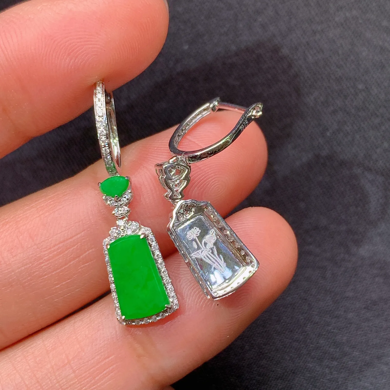 阳绿无事牌耳坠，18k金镶嵌，款式新颖，冰润色阳，种水足，Yt 尺寸8.9*5*1