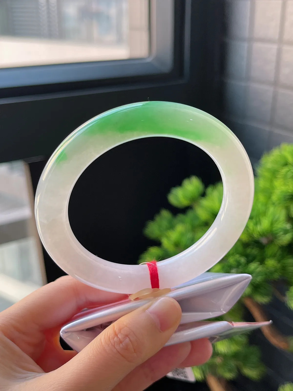 圆镯58圈口，翡翠冰糯种飘绿手镯