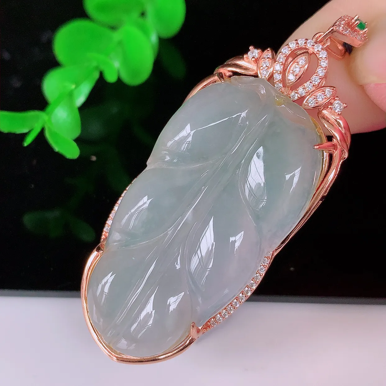 冰种翡翠925银镶嵌叶子吊坠，自然光实拍，翠色灵动，颜色漂亮，种老水足，品相佳，佩戴佳品！#037.4整体59*22.5*8.2裸石41-21.8