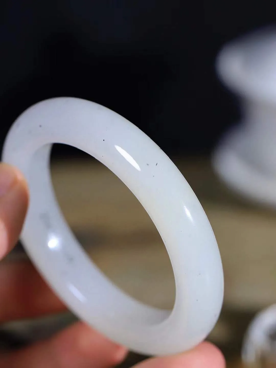 【花样年华·手镯】

精品和田玉白玉点墨手镯，质地油润细腻，色泽高贵典雅，镯型古朴典雅。在诗情画意的雨巷相遇，你是我腕间的一抹风情，有你眸有深情，清风荡漾湖间静水，我愿俯身低眉，在烟波涟漪处，寻你深情倩影。内径55mm尺寸12.6-10.5mm 重67.2克fDA-78102547