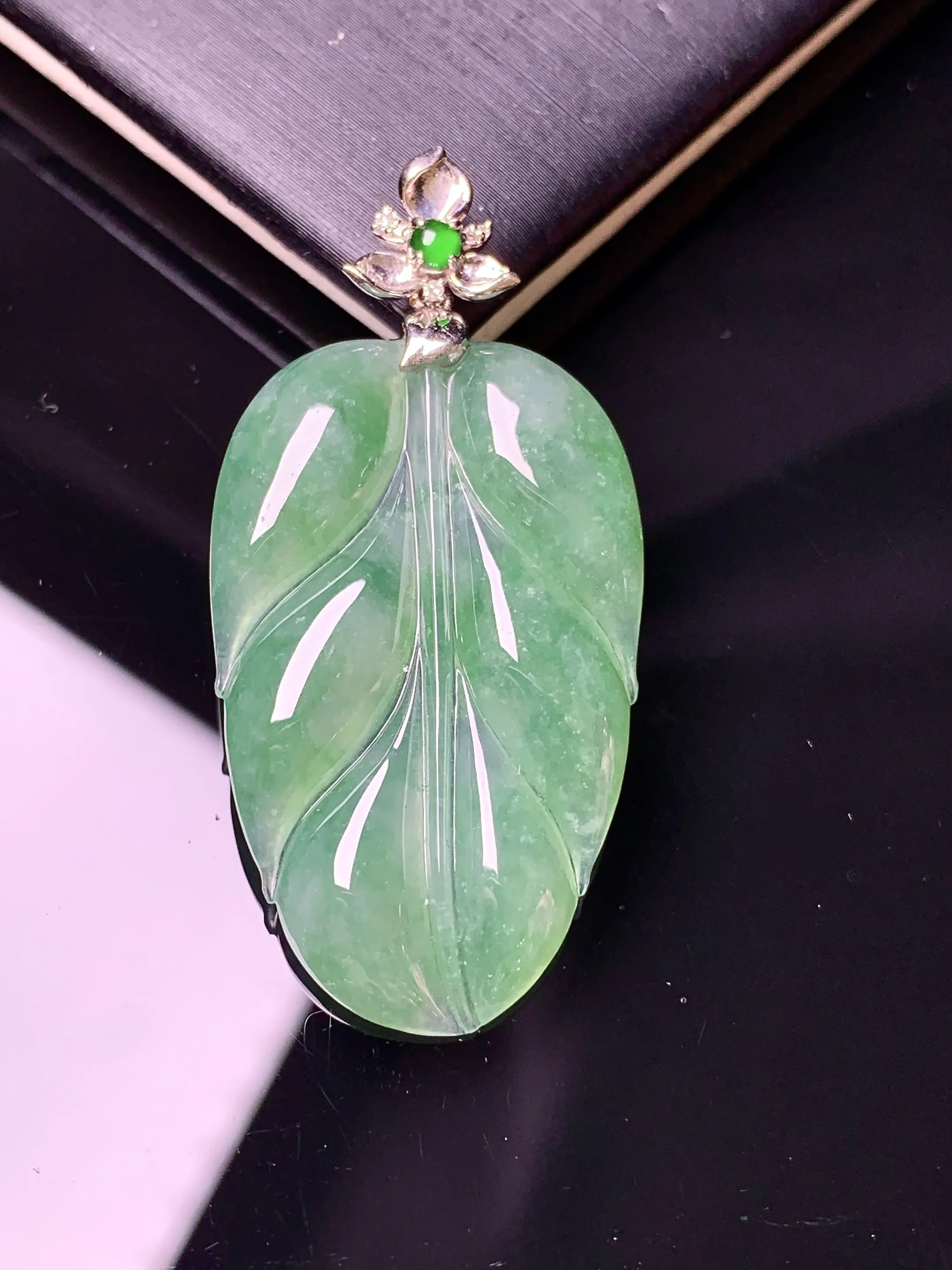 18k金镶嵌飘绿树叶吊坠 玉质细腻 色泽清新艳丽 整体尺寸41.3*19.5*3