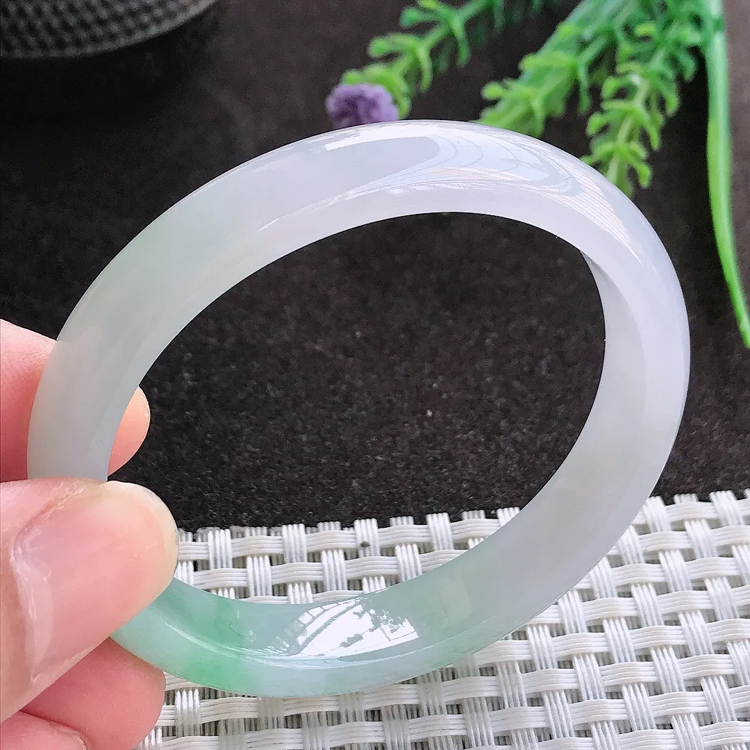 实拍A货翡翠52/45.8/10.8/6.8小圈口老坑冰胶果冻飘绿贵妃手镯翡翠玉镯子平安镯