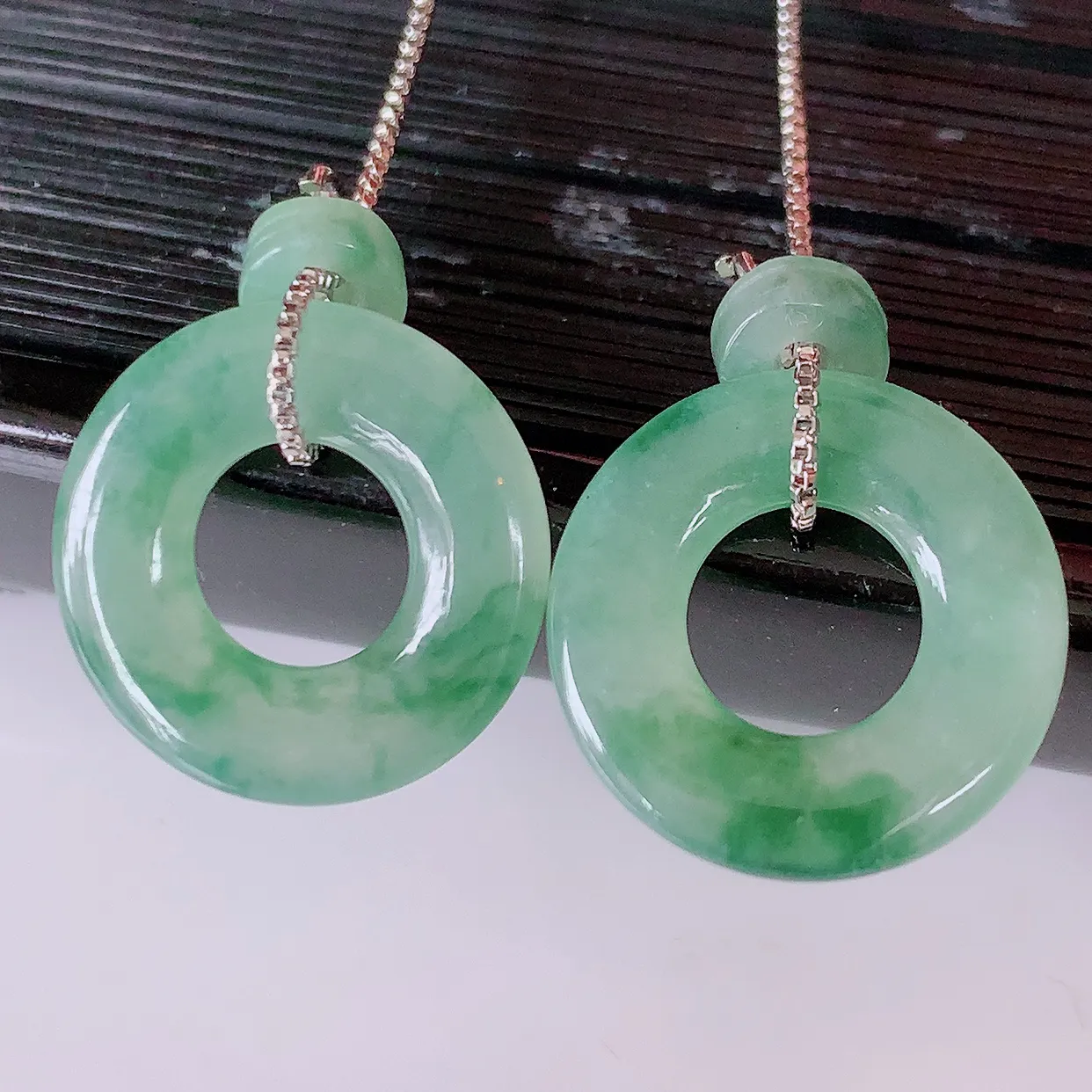 自然光实拍，冰种飘花翡翠一对平安扣耳坠，翠色灵动，玉质细腻，颜色漂亮，品相佳，佩戴佳品！配银线 #1