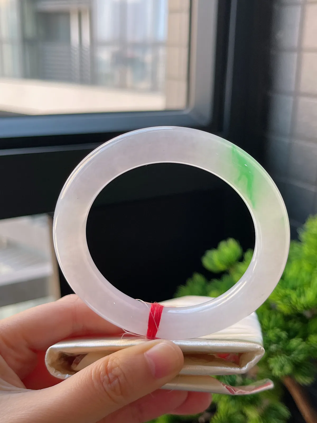 圆镯58.7圈口，翡翠冰糯种飘花手镯