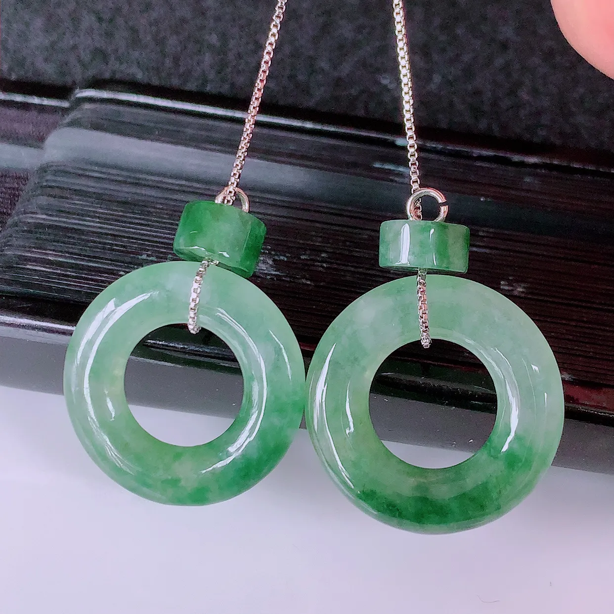 自然光实拍，冰种飘花翡翠一对平安扣耳坠，翠色灵动，玉质细腻，颜色漂亮，品相佳，佩戴佳品！配银线 #132.4平安扣尺寸18.8*3.2