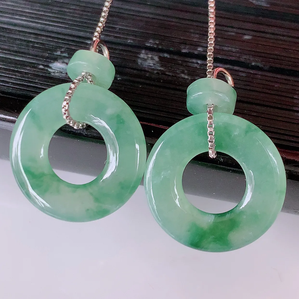 自然光实拍，冰种飘花翡翠一对平安扣耳坠，翠色灵动，玉质细腻，颜色漂亮，品相佳，佩戴佳品！配银线 #135.4平安扣尺寸13.6-2.2mm