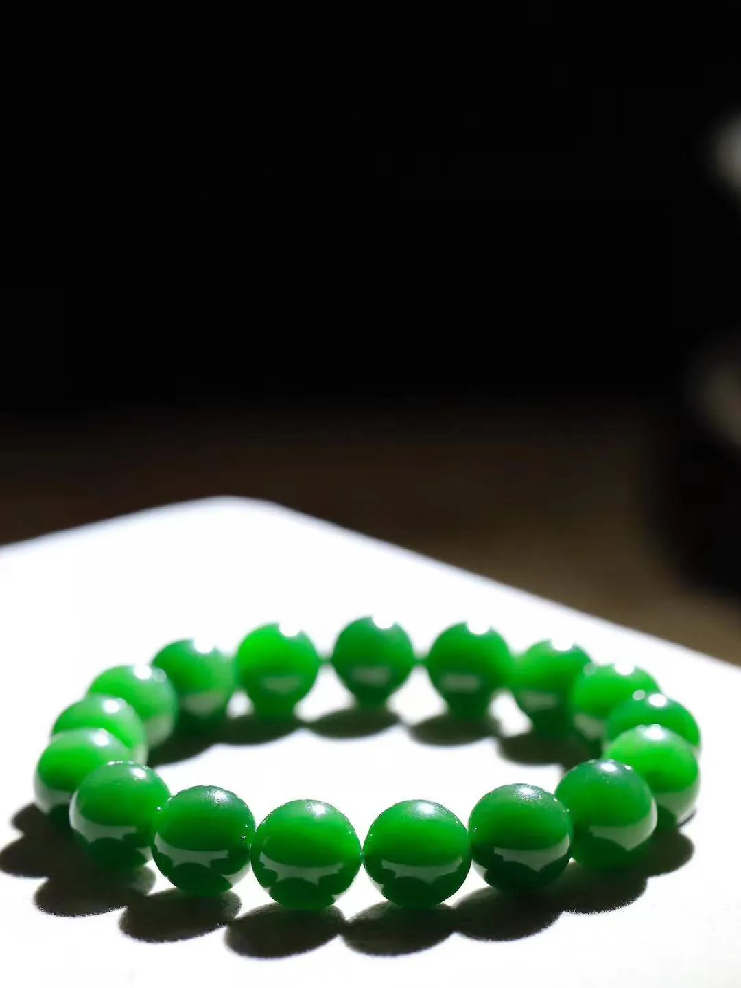 【珠圆玉润.手串】

收藏级臻品️和田玉碧玉珠圆玉润手串 玉质温润细腻  整串打磨圆润，佩戴舒适。珠珠落玉盘，间关莺语花底滑，一生美好时光，无论身在何处，都有它相伴相守。事事顺遂，幸福美满，吉祥如意。重44.8克 尺寸取一11.9mm  FDA-22102737