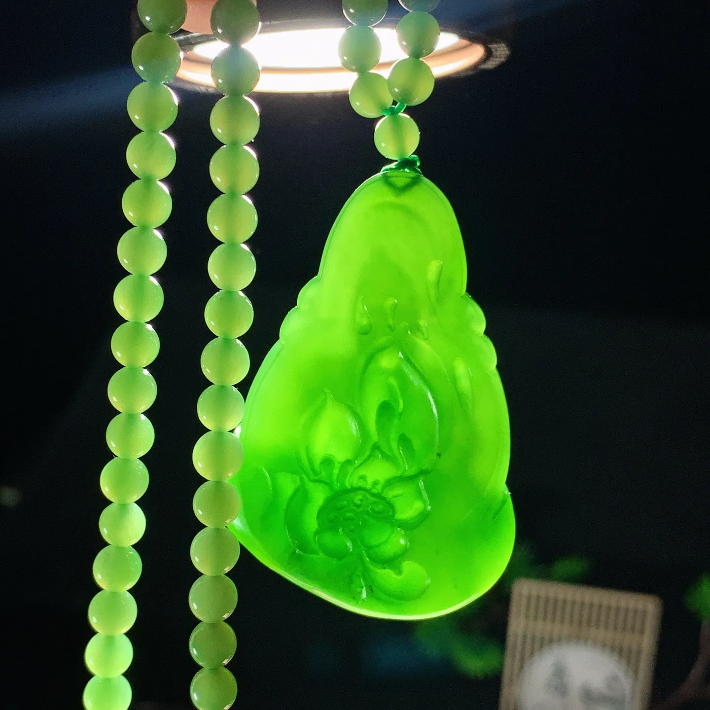 和田玉阳绿俄罗斯碧玉坐莲观音挂件 尺寸50/35/9重44.4克。玉质细腻油润。手推出油。佩戴高端典雅。lt260127