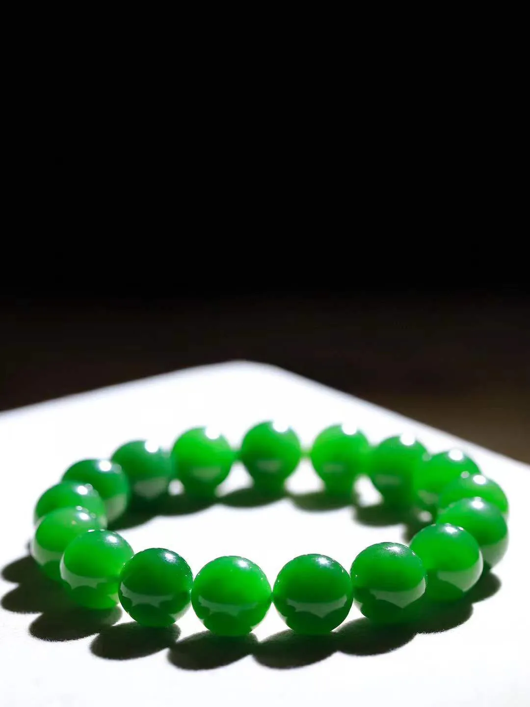 【珠圆玉润.手串】

收藏级臻品️和田玉碧玉珠圆玉润手串 玉质温润细腻  整串打磨圆润，佩戴舒适。珠珠落玉盘，间关莺语花底滑，一生美好时光，无论身在何处，都有它相伴相守。事事顺遂，幸福美满，吉祥如意。重45.2克 尺寸取一12mm  FDA-22102737