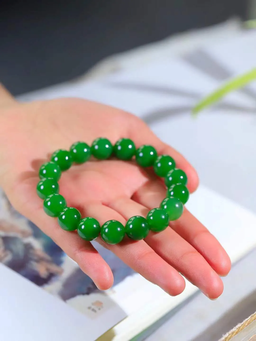 【珠圆玉润.手串】

收藏级臻品️和田玉碧玉珠圆玉润手串 玉质温润细腻  整串打磨圆润，佩戴舒适。