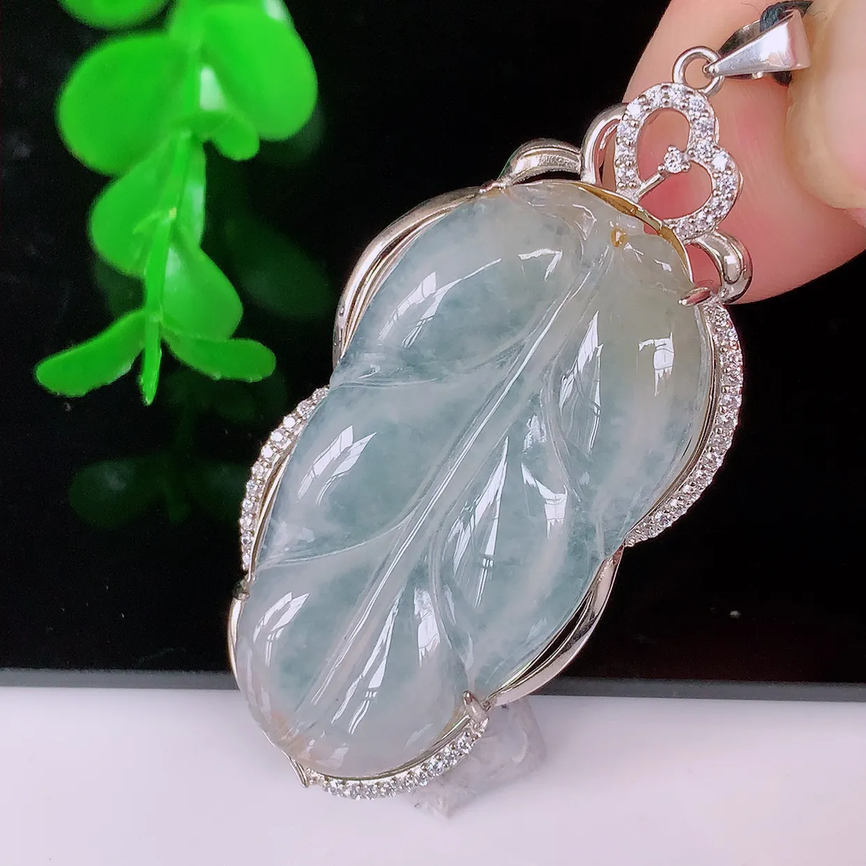 冰种翡翠925银镶嵌叶子吊坠，自然光实拍，翠色灵动，颜色漂亮，种老水足，品相佳，佩戴佳品！#036.4整体52.5*22.5*7.2裸石36.5*18.5