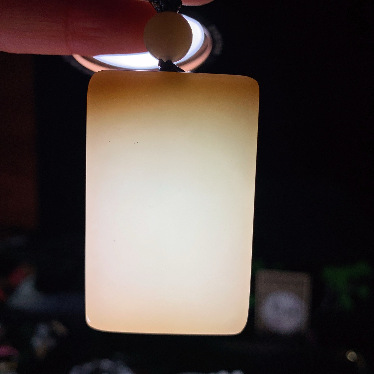 新疆和田玉羊脂白且末糖平安无事牌挂件 尺寸51/33/14重68.3克。玉质细腻油润。手推出油。佩戴高端典雅。lt260127