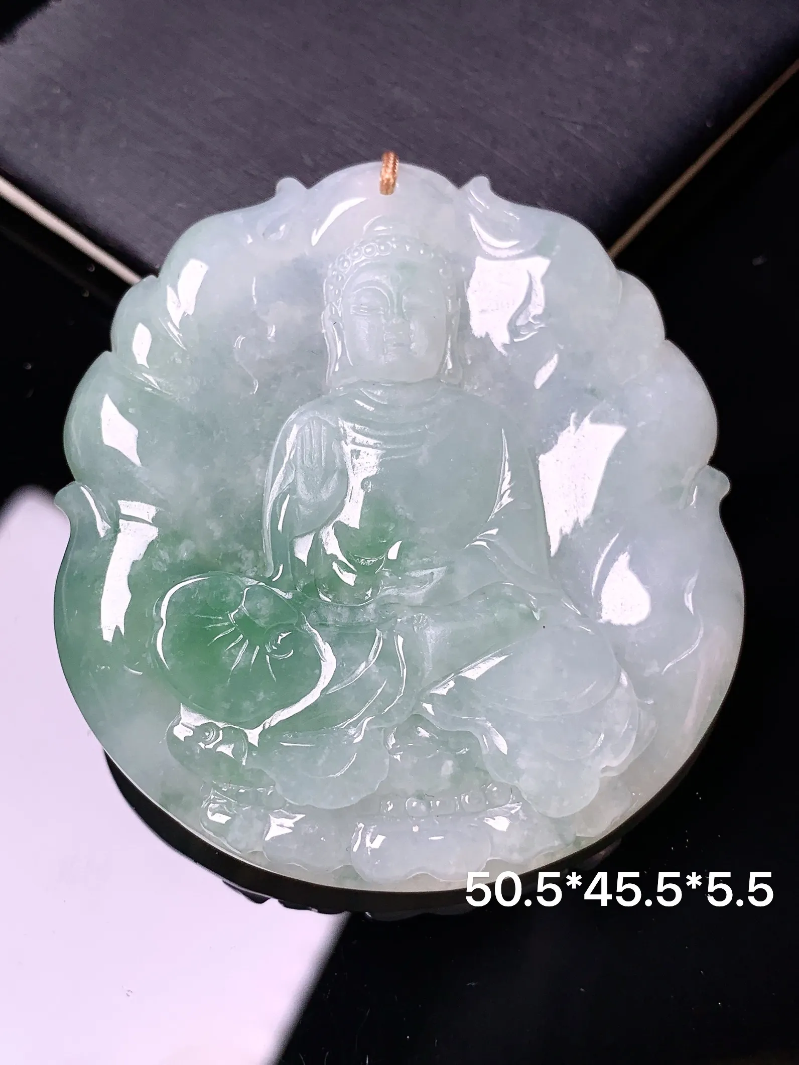 飘绿大日如来吊坠 玉质细腻 色泽清新艳丽 整体尺寸50.5*45.5*5.5