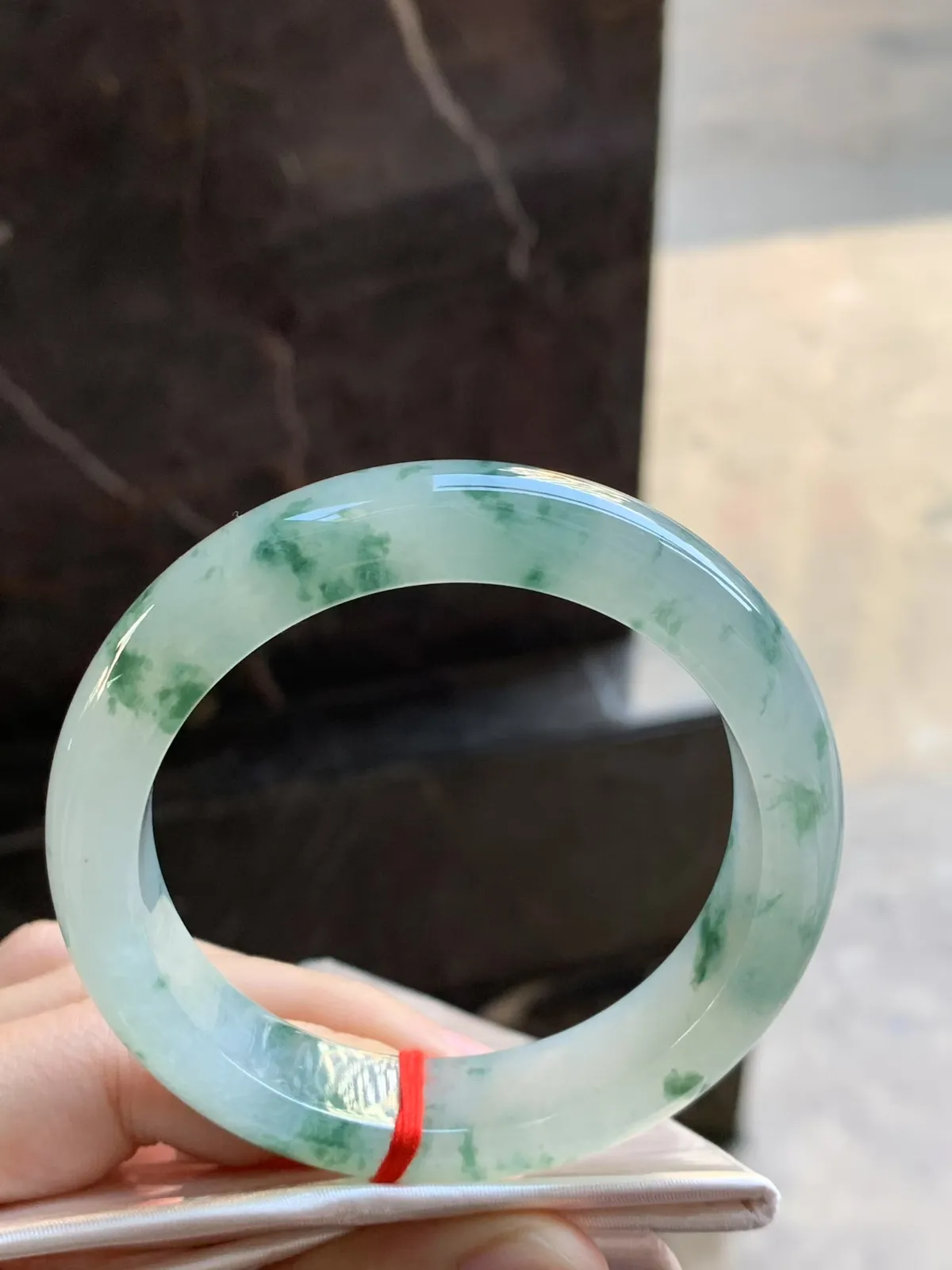 冰种飘花手镯
  品相好 清爽 颜色漂亮 种水好 
     尺寸 55.3-13.3-8.8mm