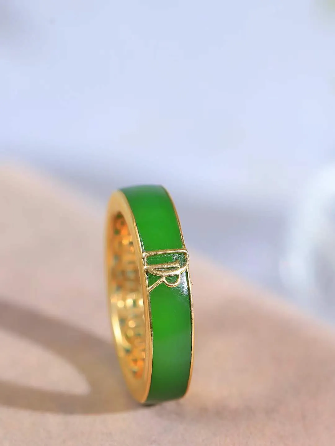 【金镶玉.戒指】

精品和田玉碧玉18k金镶嵌戒指 玉质细腻温润 油性十足 ，不论时光如何流转变化，这枚戒指始终闪耀着最初的光芒。精工镶嵌18K金 （保真金 可检测贵金属18K金） 重6.4克 尺寸19.8-5.7-3.3mm 7810755A