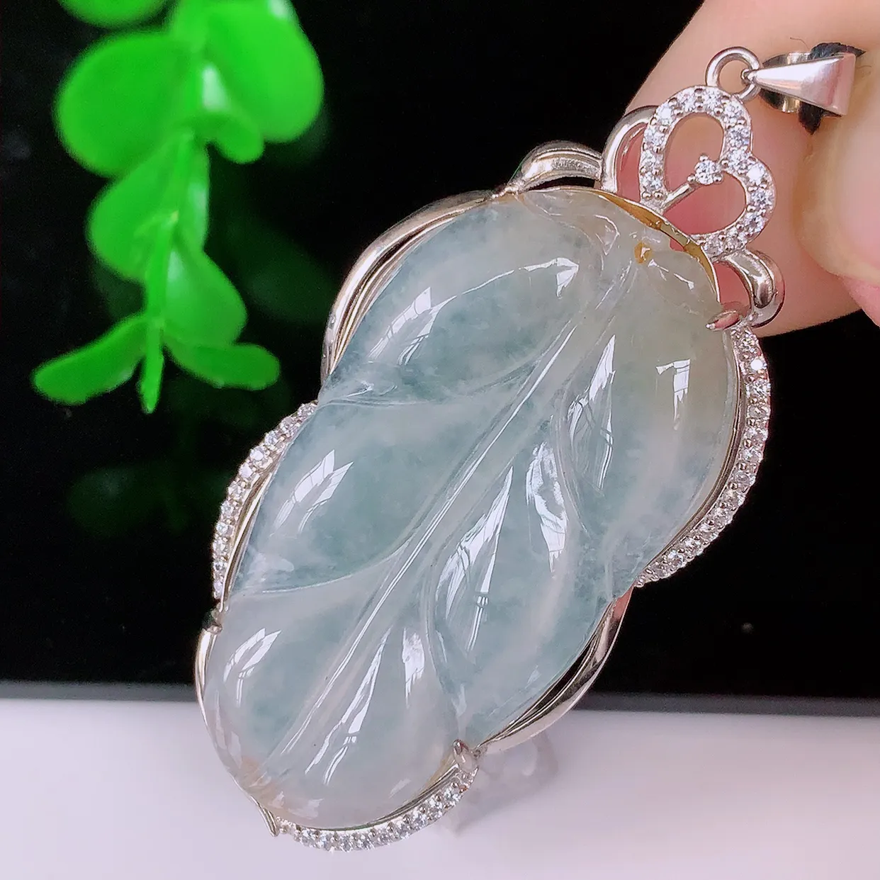 冰种翡翠925银镶嵌叶子吊坠，自然光实拍，翠色灵动，颜色漂亮，种老水足，品相佳，佩戴佳品！#036.4整体52.5*22.5*7.2裸石36.5*18.5