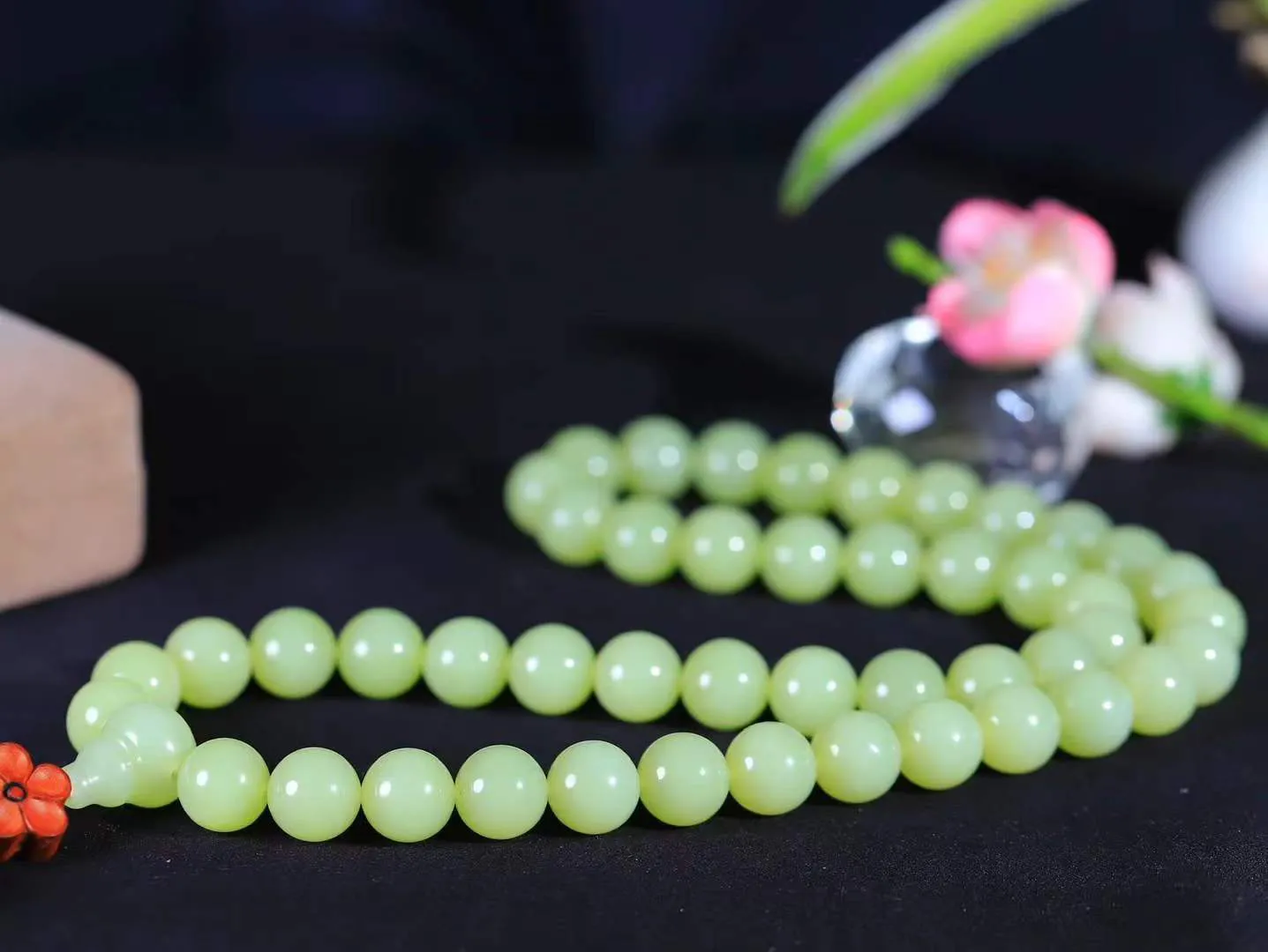 【珠圆玉润.挂链】

精品和田玉黄口珠圆玉润挂链 玉质温润细腻 油性十足 佩戴舒适。珠珠落玉盘，间关莺语花底滑，一生美好时光，无论身在何处，都有它相伴相守。事事顺遂，幸福美满，吉祥如意。重135克 尺寸取一12mm 45102533A