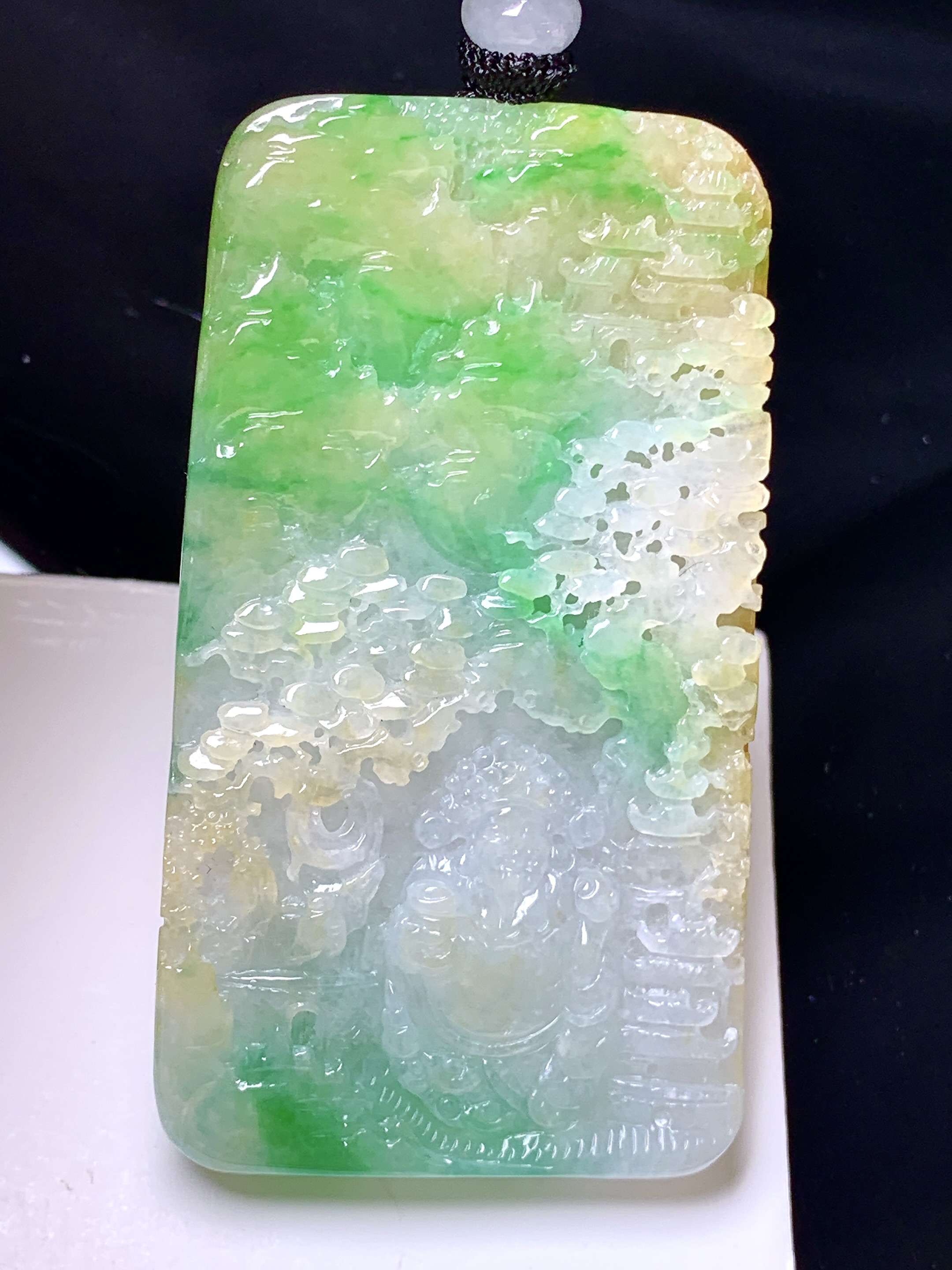 飘黄绿翡山水牌子吊坠 玉质细腻 色泽清新艳丽 整体尺寸62.5*34.6*5.6