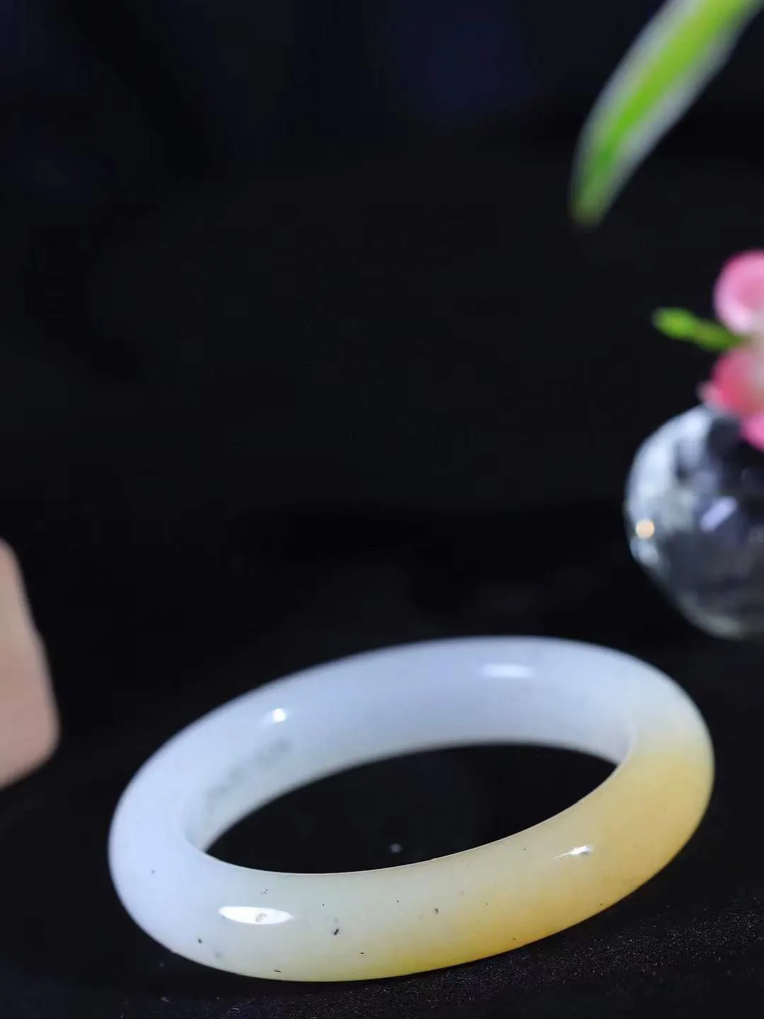 【腕间柔情.手镯】   

精品和田玉糖白点墨手镯 玉质温润细腻 油性十足 古朴秀雅 轻抚岁月的栏杆软香温玉，腕间玉镯轻轻晃动，令人情动心间，撷一缕月末的芬芳，把心思铺陈，时光静美，惟有你最温柔。重55克   尺寸52.5-12.4-9.3mm  46102555A