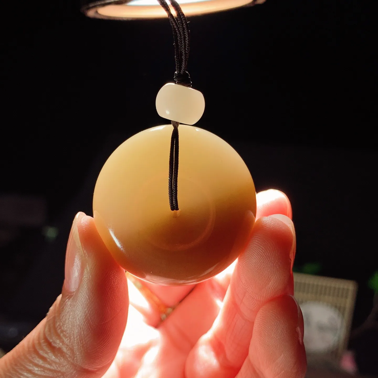 新疆和田玉且末糖平安扣挂件 尺寸34/18/重40克。玉质细腻油润。手推出油。佩戴高端典雅。lt260127