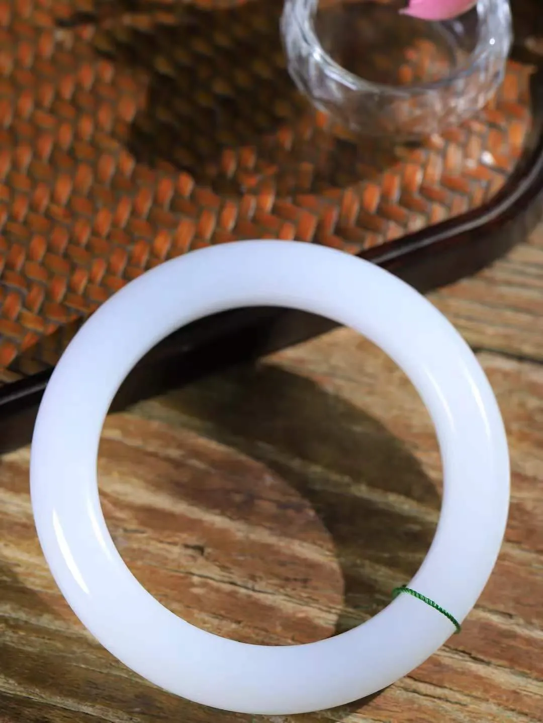 【情有独钟.手镯】

精品和田玉白玉手镯 玉质温润细腻 油性十足 手感舒适，高华雅逸，线条流畅，简