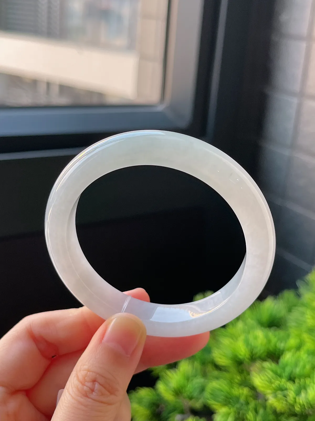 正圈53.5圈口，翡翠冰糯种淡绿色手镯