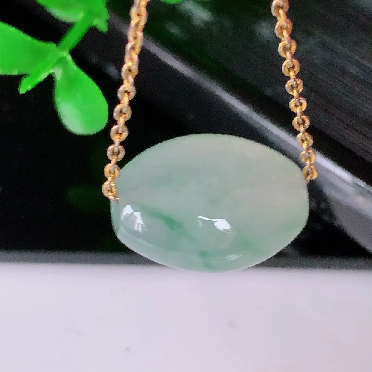 自然光实拍，冰种飘花翡翠路路通吊坠，寓意时来运转、财源滚滚，款式新颖时尚，日常百搭的款！配图银链#031.4尺寸15.6-12.2-9.2mm