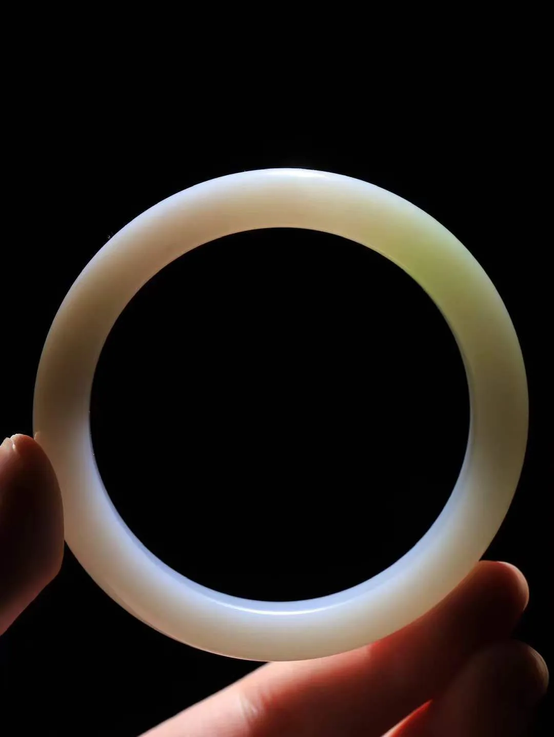 （温柔雅致.手镯）

精品和田玉三色手镯。镯型饱满，温润细腻，脂润沁香。️执一卷书，沏一盏茶，着一袭裙，戴一只镯。淡淡浅笺，素心若兰，静赏玉中诗画。悠悠岁月，芊手轻摘，盛满诗样芳华。重54克   尺寸59-11.5-8.5mm    FDA-32152600