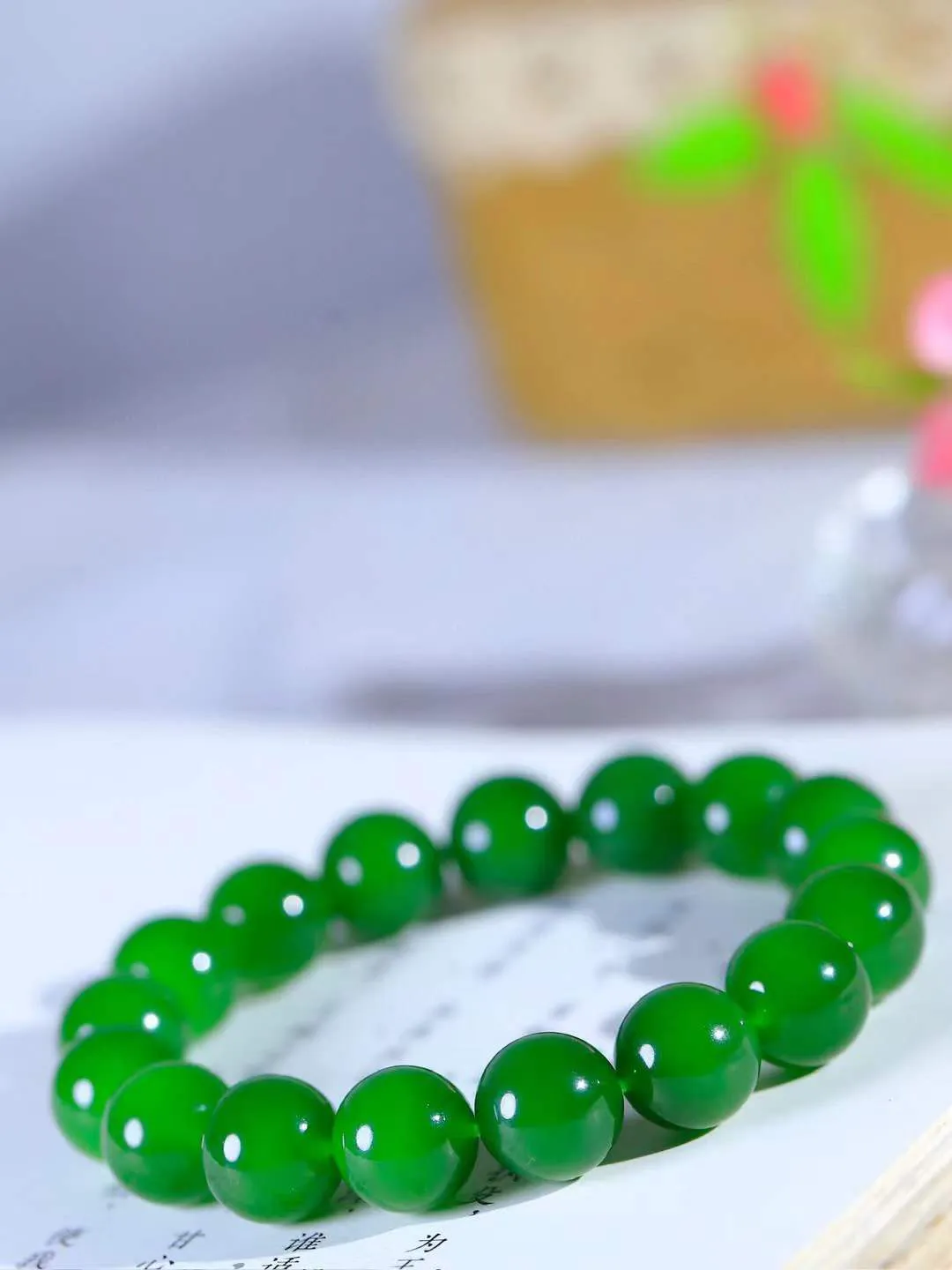 【珠圆玉润.手串】

收藏级臻品️和田玉碧玉珠圆玉润手串 玉质温润细腻  整串打磨圆润，佩戴舒适。珠珠落玉盘，间关莺语花底滑，一生美好时光，无论身在何处，都有它相伴相守。事事顺遂，幸福美满，吉祥如意。重45.2克 尺寸取一12mm  FDA-22102737