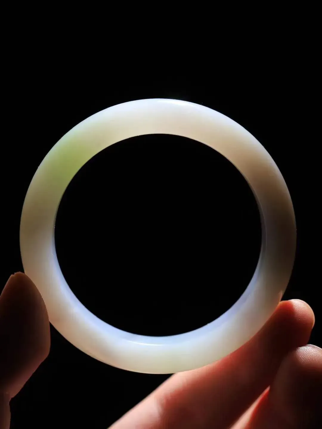 【婉约佳人.手镯】

精品和田玉三色手镯 玉质温润细腻 油性十足 手感舒适，高华雅逸，线条流畅，简约大气，美自天成，素雅高贵。佩戴于腕间，婉约之美，举手投足间透出那份低调奢华。重48.7克 内径52mm  尺寸12-8.7mm   FDA-66152634