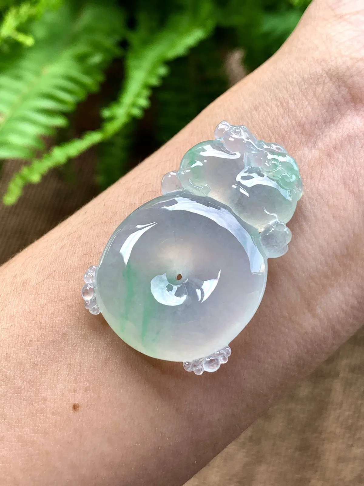 ️高冰飘绿花平安扣唐马吊坠  
裸石 性价比高  
尺寸：42.2-27.8-7
美货优选