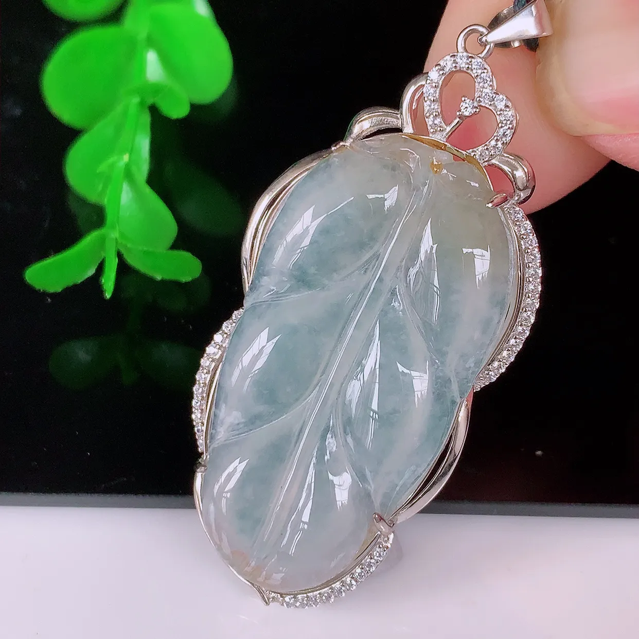 冰种翡翠925银镶嵌叶子吊坠，自然光实拍，翠色灵动，颜色漂亮，种老水足，品相佳，佩戴佳品！#036.