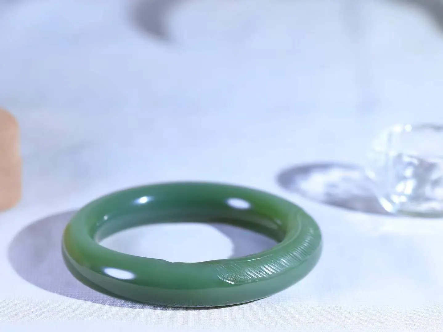 【碧色荡漾·手镯】

精品️和田玉碧玉手镯，玉质细腻温润，手感舒适，️线条流畅，简约大气，美