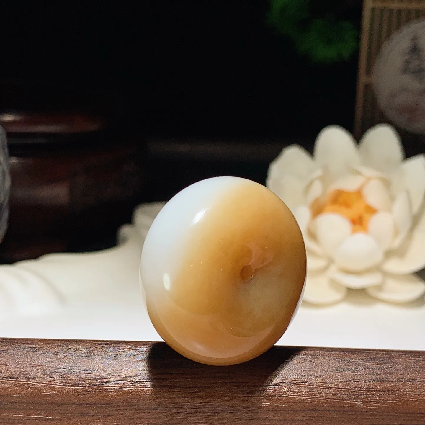 和田玉且末糖平安扣挂件 尺寸30/15重25.3克。玉质细腻油润。手推出油。佩戴高端典雅。lt260127