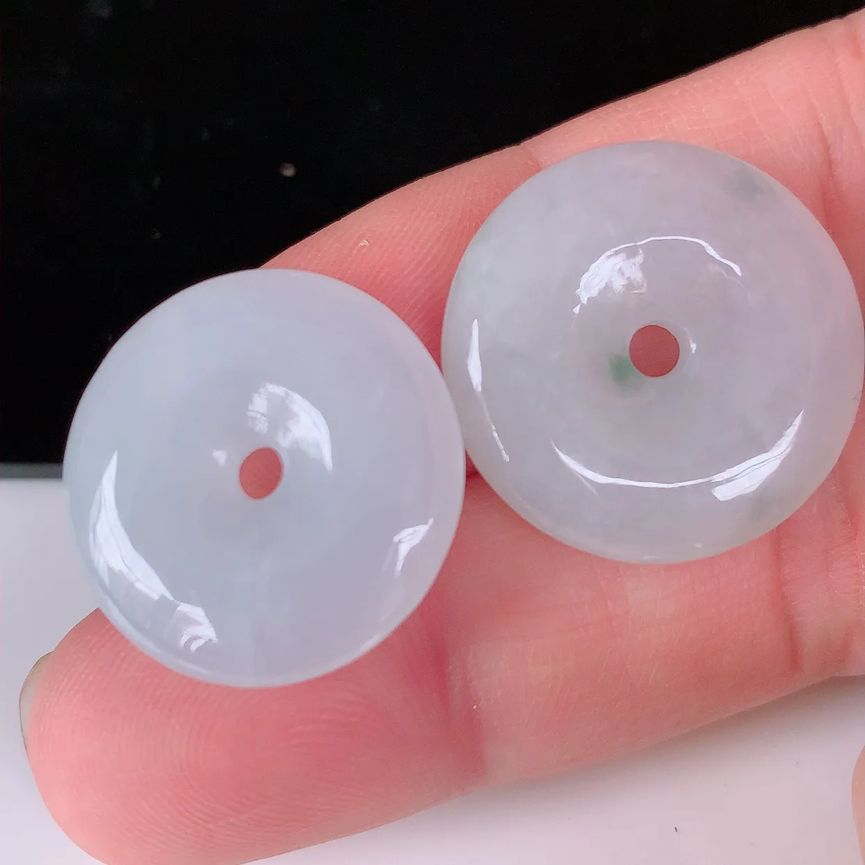 自然光实拍，冰胶翡翠平安扣吊坠，玉扣，平安是福；很美的料子，平安扣佩戴优雅迷人！#033.4尺寸23*5.2，22.5*5.2mm